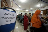 Sejumlah Jamaah Calon Haji Indonesia (JCHI) mengantre proses perekaman data saat pelayanan dokuman keimigrasian di Kantor Imigrasi Kelas II Non TPI Blitar, Jawa Timur, Selasa (12/2/2019). Divisi Imigrasi Jawa Timur mempersiapkan sembilan Kantor Imigrasi untuk memproses dokumen keimigrasian bagi sebanyak 35.034 JCHI asal propinsi tersebut yang sudah dimulai sejak awal Februari, dan ditargetkan rampung pada April mendatang. Antara Jatim/Irfan Anshori/ZK