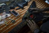 Seorang luthier, Ivan (46) menyelesaikan produksi Gitar custom berbahan logam di bengkel gitar iVee di Cibeureum, Cimahi, Jawa Barat, Selasa (12/2/2019). Gitar yang dijual dari harga Rp 18 juta hingga Rp 400 juta tersebut dijual ke pasar musik Eropa serta kolektor dalam negeri. ANTARA JABAR/Raisan Al Farisi/agr.