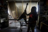 Seorang luthier, Ivan (46) menyelesaikan produksi Gitar custom berbahan logam di bengkel gitar iVee di Cibeureum, Cimahi, Jawa Barat, Selasa (12/2/2019). Gitar yang dijual dari harga Rp 18 juta hingga Rp 400 juta tersebut dijual ke pasar musik Eropa serta kolektor dalam negeri. ANTARA JABAR/Raisan Al Farisi/agr.