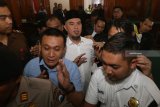 Terdakwa kasus pencemaran nama baik Ahmad Dhani (tengah) didampingi petugas meninggalkan ruang sidang usai menjalani sidang lanjutan di Pengadilan Negeri (PN) Surabaya, Jawa Timur, Selasa (12/2/2019). Sidang kedua tersebut beragendakan pembacaan eksepsi atau nota keberatan atas dakwaan jaksa penuntut umum dalam kasus dugaan pencemaran nama baik. Antara Jatim/HO/Ali Masduki/Zk