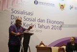 Kepala Bank Indonesia regional Kediri Djoko Raharto (kiri) bersama Kepala Badan Pusat Statistik (BPS) Kota Kediri Ellyn T Brahmana (kanan) menyampaikan materi saat sosialisasi data sosial ekonomi di Kota Kediri, Jawa Timur, Selasa (12/2/2019). Kegiatan yang dihadiri pejabat pemerintah daerah dan akademisi itu bertujuan memberikan wawasan data statistik yang dapat digunakan sebagai pijakan dalam menyusun program-program pembangunan. Antara Jatim/Prasetia Fauzani/zk