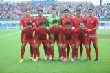 FINALISASI SKUAT TIMNAS U-22. Pesepak bola Timnas U-22 melakukan sesi foto tim saat melakukan laga uji coba melawan Madura United FC (MU) di Stadion Gelora Bangkalan (SGB) Bangkalan, Jawa Timur, Selasa (12/2/2019). Dalam uji coba terakhir itu pelatih Timnas U-22 Indra Sjafri akan melakukan efisiensi jumlah pemain dari 30 menjadi 23 guna berlaga di Piala AFF 2019 yang akan digelar 18 Februari di Kamboja. Antara Jatim/Saiful Bahri/ZK