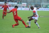 TIMNAS U-22 VS MADURA UNITED. Pesepak bola Timnas U-22 Asnawi Mangku Alam (tengah) berebut bola dengan pesepak bola Madura United FC (MU) Greg Nwokolo (kanan) saat laga uji coba di Stadion Gelora Bangkalan (SGB) Bangkalan, Jawa Timur, Selasa (12/2/2019). Uji coba tersebut menjadi  uji coba terakhir Timnas U-22 sebelum berlaga di Piala AFF 2019 yang akan digelar 18 Februari di Kamboja. Antara Jatim/Saiful Bahri/ZK