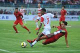 TIMNAS U-22 VS MADURA UNITED. Pesepak bola Timnas U-22 Asnawi Mangku Alam (kanan) berusaha menghentikan pesepak bola Madura United FC (MU) Engelberd Sani (tengah) saat laga uji coba di Stadion Gelora Bangkalan (SGB) Bangkalan, Jawa Timur, Selasa (12/2/2019). Uji coba tersebut menjadi  uji coba terakhir Timnas U-22 sebelum berlaga di Piala AFF 2019 yang akan digelar 18 Februari di Kamboja. Antara Jatim/Saiful Bahri/ZK
