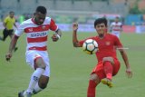 Pesepak bola Timnas U-22 Virja Andika (kanan) berebut bola dengan pesepak bola Madura United FC (MU) Marckho Sandi (kiri) saat laga uji coba di Stadion Gelora Bangkalan (SGB) Bangkalan, Jawa Timur, Selasa (12/2/2019). Uji coba tersebut menjadi  uji coba terakhir Timnas U-22 sebelum berlaga di Piala AFF 2019 yang akan digelar 18 Februari di Kamboja. Antara Jatim/Saiful Bahri/ZK