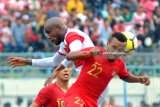 Pesepak bola Timnas U-22 Toot Rivaldo (ke dua kiri) berebut bola dengan pesepak bola Madura United FC (MU) Sahrahan Krangar (kiri) saat laga uji coba di Stadion Gelora Bangkalan (SGB) Bangkalan, Jawa Timur, Selasa (12/2/2019). Uji coba tersebut menjadi  uji coba terakhir Timnas U-22 sebelum berlaga di Piala AFF 2019 yang akan digelar 18 Februari di Kamboja. Antara Jatim/Saiful Bahri/ZK