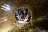 Seorang 'luthier' (ahli perbaikan dan pembuatan alat musik senar) menyelesaikan produksi Gitar custom berbahan logam di bengkel gitar iVee di Cibeureum, Cimahi, Jawa Barat, Selasa (12/2/2019). Gitar yang dijual dari harga Rp18 juta hingga Rp400 juta tersebut dijual ke pasar musik Eropa serta para kolektor. ANTARA FOTO/Raisan Al Farisi/pras.