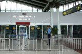 Petugas Avsec berjaga di depan pintu masuk Terminal 1 B Keberangkatan Bandara Soekarno Hatta (Soetta), Tangerang, Banten, Selasa (12/2/2019). PT. Angkasa Pura II selaku pengelola bandara Soetta membenarkan adanya penurunan penumpang pesawat akibat tingginya harga tiket pesawat. (ANTARA FOTO)