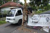 Kendaraan melintasi jalan yang rusak di Desa Cangkring, Jenggawah, Jember, Jawa Timur, Rabu (13/2/2019). Warga Desa Cangkring bergotong royong secara swadaya untuk melakukan perbaikan jalan kabupaten sepanjang 5 Km karena berlubang yang sering menyebabkan kecelakaan sampai merenggut empat korban jiwa dalam dua bulan terakhir. Antara Jatim/Seno/ZK.