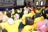 Kepala Satuan Lalu Lintas Polres Aceh Barat Edi Raharjo (depan) memberikan pengarahan kepada mahasiswa dalam rangka glorifikasi millennial road safety festival di Aula Universitas Teuku Umar (UTU) Meulaboh, Aceh Barat, Rabu (13/2/2019). Kegiatan yang diselenggarakan Polres Aceh Barat tersebut bertujuan untuk mewujudkan generasi milenial cinta tertib lalu lintas menuju Indonesia gemilang. (Antara Aceh/Syifa Yulinnas)