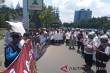 Bela ulama, massa DSKS doa bersama di  depan Mapolresta Surakarta