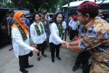 Istri Menteri PUPR Ny Kartika basuki (kiri) bersama istri Kepala Staf Kepresidenan Ny koesni Harningsih Moedoko (tengah) dan Istri Menteri Koperasi & UKM Ny Bintang Puspayoga (ke dua kanan) saat berkunjung ke Pasar 17 Agustus Pamekasan, Jawa Timur, Kamis (14/2/2019). Ketiga istri pejabat tinggi negara tersebut berbelanja batik khas kabupaten tersebut Antara Jatim/Saiful Bahri/ZK.