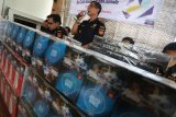 Petugas memperlihatkan barang bukti rokok tanpa pita cukai yang diamankan di kantor Pengawasan dan Pelayanan Bea Cukai Kediri, Jawa Timur, Rabu (13/2/2019). Direktorat Jenderal Bea Cukai secara nasional pada tahun 2018 berhasil menghimpun penerimaan sektor kepabeanan dan cukai sebesar Rp205,35 triliun dari target sebesar Rp194,10 triliun, sedangkan Bea Cukai regional Kediri mampu menghimpun penerimaan sebesar Rp18,48 triliun dari target yang ditetapkan sebesar 17,94 triliun. Antara Jatim/Prasetia Fauzani/ZK.