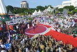 Suasana penyambutan Gubernur Jawa Timur Khofifah Indar Parawansa dan Wakil Gubernur Jawa Timur Emil Elestianto Dardak di kawasan Tugu Pahlawan, Surabaya, Jawa Timur, Kamis (14/2/2019). Di Tugu Pahlawan tersebut Khofifah dan Emil memberikan pidato kerakyatan yang merupakan pidato pertamanya setelah dilantik menjadi Gubernur dan Wakil Gubernur Jawa Timur periode 2019-2024. Antara Jatim/Naufal Ammar/ZK.