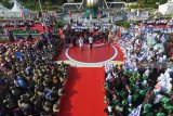 Suasana penyambutan Gubernur Jawa Timur Khofifah Indar Parawansa dan Wakil Gubernur Jawa Timur Emil Elestianto Dardak di kawasan Tugu Pahlawan, Surabaya, Jawa Timur, Kamis (14/2/2019). Di Tugu Pahlawan tersebut Khofifah dan Emil memberikan pidato kerakyatan yang merupakan pidato pertamanya setelah dilantik menjadi Gubernur dan Wakil Gubernur Jawa Timur periode 2019-2024. Antara Jatim/Naufal Ammar/ZK.