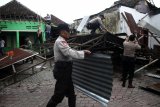 Personel TNI-Polri membantu memperbaiki rumah warga yang terdampak angin puting beliung di Desa Randegan, Tanggulangin, Sidoarjo, Jawa Timur, Kamis (14/2/2019). Puluhan rumah di wilayah tersebut mengalami kerusakan akibat diterjang angin puting beliung yang terjadi pada hari Rabu (13/2/2019) petang. Antara Jatim/Umarul Faruq/zk