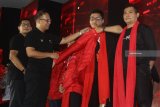 Direktur Keuangan Telkomsel, Heri Supriadi (dua kiri) didampingi Direktur Human Capital Management (HCM) Telkomsel, Irfan A Tachrir (tengah) memberikan jaket kepada para pemenang Program Indonesia Next 2018 di Gedung Samantha Krida, Malang, Jawa Timur, Kamis (14/2/2019). Indonesia Next 2018 adalah program peningkatan kapasitas dan sumber daya mahasiswa dengan memberikan penghargaan berupa pendidikan jangka pendek di perguruan tinggi serta perusahaan di Jepang sebagai upaya untuk mempersiapkan keahlian mahasiswa dalam menghadapi persaingan global. Antara Jatim/Ari Bowo Sucipto/ZK.