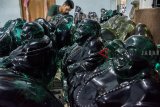 Perajin menyelesaikan pembuatan kerajinan berbahan batu obsidian di rumah produksi Kurnia Alam Stone, Nyalindung, Kabupaten Sukabumi, Jawa Barat, Rabu (13/2/2019). Kerajinan berbahan batu obsidian tersebut dijual dengan harga Rp5 ribu - Rp50 ribu per kilogram dengan rata-rata berat 1 kg hingga 500 kilogram. ANTARA JABAR/Nurul Ramadhan/agr.