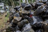 Perajin menyelesaikan pembuatan kerajinan berbahan batu obsidian di rumah produksi Kurnia Alam Stone, Nyalindung, Kabupaten Sukabumi, Jawa Barat, Rabu (13/2/2019). Kerajinan berbahan batu obsidian tersebut dijual dengan harga Rp5 ribu - Rp50 ribu per kilogram dengan rata-rata berat 1 kg hingga 500 kilogram. ANTARA JABAR/Nurul Ramadhan/agr.