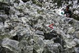 Perajin menyelesaikan pembuatan kerajinan berbahan batu obsidian di rumah produksi Kurnia Alam Stone, Nyalindung, Kabupaten Sukabumi, Jawa Barat, Rabu (13/2/2019). Kerajinan berbahan batu obsidian tersebut dijual dengan harga Rp5 ribu - Rp50 ribu per kilogram dengan rata-rata berat 1 kg hingga 500 kilogram. ANTARA JABAR/Nurul Ramadhan/agr.