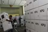 Pekerja merakit kotak suara di gudang Komisi Pemilihan Umum (KPU) Kabupaten Madiun, Jawa Timur, Kamis (14/2/2019). KPU Kabupaten Madiun mempekerjakan 22 orang untuk merakit 12.825 kotak suara yang akan digunakan di 2.565 Tempat Pemungutan Suara (TPS) pada Pemilu 2019. Antara Jatim/Siswowidodo/ZK.