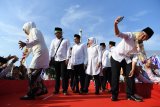 Gubernur Jawa Timur Khofifah Indar Parawansa (kiri) bersama Wakil Gubernur Jawa Timur Emil Elestianto dardak (kanan) menyapa warga di kawasan Tugu Pahlawan, Surabaya, Jawa Timur, Kamis (14/2/2019). Di Tugu Pahlawan  tersebut Khofifah dan Emil memberikan pidato kerakyatan yang merupakan pidato pertamanya setelah dilantik menjadi Gubernur dan Wakil Gubernur Jawa Timur. Antara Jatim/Zabur Karuru