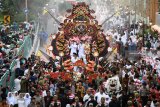 Gubernur Jawa Timur Khofifah Indar Parawansa (kiri) bersama Wakil Gubernur Jawa Timur Emil Elestianto dardak (tengah) beserta istrinya Arumi Bacshin (kanan) menyapa warga ketika diarak menuju Grahadi, Surabaya, Jawa Timur, Kamis (14/2/2019). Kegiatan tersebut dalam rangka penyambutan Khofifah dan Emil setelah dilantik menjadi Gubernur dan Wakil Gubernur Jawa Timur periode 2019-2024. Antara Jatim/Zabur Karuru