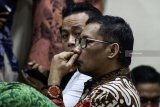 Terdakwa Bupati nonaktif Tulungagung Syahri Mulyo (kanan) pihak swasta Agung Prayitno (kiri) saat menjalani sidang putusan terkait kasus suap proyek pekerjaan Pemerintah Kabupaten Tulungagung dan Kota Blitar dengan nilai kontrak senilai Rp23 miliar di Pengadilan Tindak Pidana Korupsi (Tipikor) Juanda, Sidoarjo, Jawa Timur, Kamis (14/2/2019). Majelis hakim menjatuhkan vonis Syahri Mulyo dengan pidana 10 tahun penjara denda Rp 700 Juta subsider enam bulan, Sutrisno 10 tahun penjara denda Rp 600 Juta subsider enam bulan, Agung Prayitno lima tahun penjara denda Rp 350 Juta subsider enam bulan. Antara Jatim/Umarul Faruq/ZK.