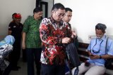 Terdakwa Bupati nonaktif Tulungagung Syahri Mulyo (tengah) Mantan Kepala Dinas Pekerjaan Umum dan Penataan Ruang (PUPR) Tulungagung, Sutrisno (kedua kiri) bergegas menjalani sidang putusan terkait kasus suap proyek pekerjaan Pemerintah Kabupaten Tulungagung dan Kota Blitar dengan nilai kontrak senilai Rp23 miliar di Pengadilan Tindak Pidana Korupsi (Tipikor) Juanda, Sidoarjo, Jawa Timur, Kamis (14/2/2019). Majelis hakim menjatuhkan vonis Syahri Mulyo dengan pidana 10 tahun penjara denda Rp 700 Juta subsider enam bulan, Sutrisno 10 tahun penjara denda Rp 600 Juta subsider enam bulan, Agung Prayitno lima tahun penjara denda Rp 350 Juta subsider enam bulan. Antara Jatim/Umarul Faruq/ZK.