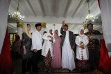 Mantan Wakil Gubenur Jawa Timur Saifullah Yusuf (ketiga kanan) didampingi isteri Fatma Saifullah Yusuf (tengah) berbincang dengan Gubernur Jawa Timur Khofifah Indar Parawansa (ketiga kiri), Wakil Gubernur Jawa Timur Emil Elestianto Dardak (kedua kiri) dan isteri Arumi Bachsin (kiri) di Gedung Negara Grahadi, Surabaya, Jawa Timur, Kamis (14/2/2019). Kehadiran Saifullah Yusuf tersebut dalam rangka bersilaturahmi dan memberikan ucapan selamat usai dilantiknya Khofifah Indar Parawansa dan Emil Elestianto Dardak sebagai Gubernur dan Wakil Gubernur Jawa Timur periode 2019-2024. Antara Jatim/Moch Asim/ZK.