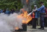 Karyawan Rumah Sakit dibantu oleh petugas Pemadam Kebakaran (Damkar) Ciamis berusaha memadamkan api menggunakan  Alat Pemadam Api Ringan (APAR) pada  Simulasi dan Pelatihan Bahaya Kebakaran di Rumah Sakit Dadi Keluarga (RSDK), Kabupaten Ciamis, Jawa Barat, Rabu (13/2/2019). Simulasi penanggulangan kebakaran digelar untuk melatih kesiapsiagaan karyawan atau petugas medis dalam mengurangi resiko tinggi akibat bahaya kebakaran. ANTARA JABAR/Adeng Bustomi/agr. 