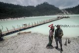 Wisatawan mancangegara berswafoto di Wisata Alam Kawah Putih, Ciwidey, Kabupaten Bandung, Jawa Barat, Rabu (12/2/2019). Kementerian Pariwisata (Kemenpar) menargetkan sebanyak 20 juta kunjungan wisatawan mancanegara ke Indonesia pada 2019. ANTARA JABAR/Raisan Al Farisi/agr. 