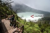 Wisatawan mancangegara berswafoto di Wisata Alam Kawah Putih, Ciwidey, Kabupaten Bandung, Jawa Barat, Rabu (12/2/2019). Kementerian Pariwisata (Kemenpar) menargetkan sebanyak 20 juta kunjungan wisatawan mancanegara ke Indonesia pada 2019. ANTARA JABAR/Raisan Al Farisi/agr. 