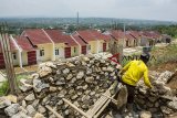 Pekerja menyelesaikan pembangunan rumah bersubsidi di kawasan Cibadak, Kabupaten Sukabumi, Jawa Barat, Rabu (13/2/2019). Kementerian Pekerjaan Umum dan Perumahan Rakyat (PUPR) menaikkan target Program Satu Juta Rumah pada tahun 2019 mencapai 1,25 juta rumah dari target tahun sebelumnya 1 juta unit. ANTARA JABAR/Nurul Ramadhan/agr.