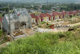 Sejumlah pekerja menyelesaikan pembangunan rumah bersubsidi di kawasan Cibadak, Kabupaten Sukabumi, Jawa Barat, Rabu (13/2/2019). Kementerian Pekerjaan Umum dan Perumahan Rakyat (PUPR) menaikkan target Program Satu Juta Rumah pada tahun 2019 mencapai 1,25 juta rumah dari target tahun sebelumnya 1 juta unit. ANTARA JABAR/Nurul Ramadhan/agr.