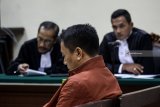 Terdakwa Ali Murtopo menjalani sidang tuntutan terkait kasus memberi suap Bupati Malang, Rendra Kresna sebesar Rp3,45 miliar untuk penyediaan sarana Dinas Pendidikan Pemerintah Kabupaten Malang di Pengadilan Tindak Pidana Korupsi (Tipikor) Juanda, Sidoarjo, Jawa Timur, Kamis (14/2/2019).  Jaksa penuntut umum menuntut Ali Murtopo dengan pidana empat tahun penjara denda Rp 200 Juta subsider enam bulan. Antara Jatim/Umarul Faruq/zk