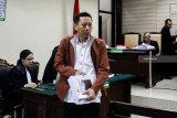 Terdakwa Ali Murtopo meninggalkan ruangan seusai menjalani sidang tuntutan terkait kasus memberi suap Bupati Malang, Rendra Kresna sebesar Rp3,45 miliar untuk penyediaan sarana Dinas Pendidikan Pemerintah Kabupaten Malang di Pengadilan Tindak Pidana Korupsi (Tipikor) Juanda, Sidoarjo, Jawa Timur, Kamis (14/2/2019).  Jaksa penuntut umum menuntut Ali Murtopo dengan pidana empat tahun penjara denda Rp 200 Juta subsider enam bulan. Antara Jatim/Umarul Faruq/zk