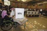 Penyandang disabilitas mengikuti sosialisasi pendidikan pemilih dan simulasi Pemilu 2019 di Aula Kementerian Sosial, Jakarta, Kamis (14/2/2019). Kegiatan yang diselenggarakan Pusat Pemilihan Umum Akses Penyandang Disabilitas (PPUA Disabilitas) tersebut bertujuan untuk memberikan informasi kepada penyandang disabilitas dalam menggunakan hak suaranya pada Pemilu serentak 17 April 2019. (ANTARA FOTO)