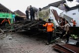 Personel TNI-Polri membantu memperbaiki rumah warga yang terdampak angin puting beliung di Desa Randegan, Tanggulangin, Sidoarjo, Jawa Timur, Kamis (14/2/2019). Puluhan rumah di wilayah tersebut mengalami kerusakan akibat diterjang angin puting beliung yang terjadi pada hari Rabu (13/2/2019) petang. (ANTARA FOTO)