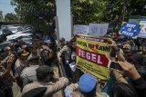 Masa yang tergabung dari Aliansi Cagar Alam membawa spanduk penyegelan saat melakukan aksi di depan Kantor Balai Besar Konservasi Sumber Daya Alam (BBKSDA) Jabar di Gedebage, Bandung, Jawa Barat, Kamis (14/2/2019). Dalam aksinya, mereka menuntut BBKSDA untuk mencabut SK nomor 25 Menteri Lingkungan Hidup dan Kehutanan tahun 2018 tentang penurunan status cagar alam menjadi taman wisata alam yang terhadi di cagar alam kamojang. ANTARA JABAR/Raisan Al Farisi/agr.