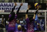 Pebola voli putri Bandung BJB Pakuan, Wintang Dyah Kumala (kanan) melakukan smes yang berusaha ditahan pebola voli PGN Popsivo Polwan (tengah) Guedpad Pornpun (tengah) dan Berlian Marsheila (kiri) dalam pertandingan Final Four Proliga 2019 di GOR Ken Arok, Malang, Jawa Timur, Jumat (15/2/2019). Bandung BJB mengalahkan Popsivo Polwan dengan skor 3-2 (25-27, 18-25, 25-17, 30-28, 12-15). Antara Jatim/Ari Bowo Sucipto/ZK.