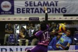 Pebola voli putri Bandung BJB Pakuan, Pimpichaya Kokram (kanan) melakukan smes yang berusaha ditahan pebola voli PGN Popsivo Polwan, Wilda Nurfadila (kiri) dalam pertandingan Final Four Proliga 2019 di GOR Ken Arok, Malang, Jawa Timur, Jumat (15/2/2019). Bandung BJB mengalahkan Popsivo Polwan dengan skor 3-2 (25-27, 18-25, 25-17, 30-28, 12-15). Antara Jatim/Ari Bowo Sucipto/ZK.