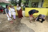 Sejumlah warga melihat lokasi terjadinya ledakan granat yang menyebabkan tiga anak menjadi korban di Desa Ciaruteun Ilir, Cibungbulang, Kabupaten Bogor, Jawa Barat, Jumat  (15/2/2019). Ketiga anak itu bermain granat jenis GLM yang ditemukan di lapangan tembak tak jauh dari lokasi kejadian, akibat ketidaktahuan, anak-anak memukul granat menggunakan batu hingga meledak dan menyebabkan dua dari tiga anak meninggal dunia. ANTARA JABAR/Yulius Satria Wijaya/agr.