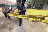 Polisi memasang garis polisi di lokasi terjadinya ledakan granat yang menyebabkan tiga anak menjadi korban di Desa Ciaruteun Ilir, Cibungbulang, Kabupaten Bogor, Jawa Barat, Jumat  (15/2/2019). Ketiga anak itu bermain granat jenis GLM yang ditemukan di lapangan tembak tak jauh dari lokasi kejadian, akibat ketidaktahuan, anak-anak memukul granat menggunakan batu hingga meledak dan menyebabkan dua dari tiga anak meninggal dunia. ANTARA JABAR/Yulius Satria Wijaya/agr.