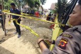 Polisi memasang garis polisi di lokasi terjadinya ledakan granat yang menyebabkan tiga anak menjadi korban di Desa Ciaruteun Ilir, Cibungbulang, Kabupaten Bogor, Jawa Barat, Jumat  (15/2/2019). Ketiga anak itu bermain granat jenis GLM yang ditemukan di lapangan tembak tak jauh dari lokasi kejadian, akibat ketidaktahuan, anak-anak memukul granat menggunakan batu hingga meledak dan menyebabkan dua dari tiga anak meninggal dunia. ANTARA JABAR/Yulius Satria Wijaya/agr.