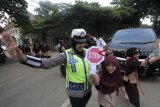 Polisi memberikan edukasi lalu lintas kepada sejumlah siswa SD Annahl Islamic School di Ciangsana, Bogor, Jawa Barat, Kamis (14/2/2019). Kegiatan tersebut siswa-siswi diajak berkenalan dengan profesi Kepolisian serta mendapatkan edukasi tentang pelajaran lalu lintas sejak usia dini dan kampanye Millenial Road Safety. ANTARA JABAR/Yulius Satria Wijaya/agr. 