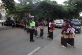 Polisi memberikan edukasi lalu lintas kepada sejumlah siswa SD Annahl Islamic School di Ciangsana, Bogor, Jawa Barat, Kamis (14/2/2019). Kegiatan tersebut siswa-siswi diajak berkenalan dengan profesi Kepolisian serta mendapatkan edukasi tentang pelajaran lalu lintas sejak usia dini dan kampanye Millenial Road Safety. ANTARA JABAR/Yulius Satria Wijaya/agr. 