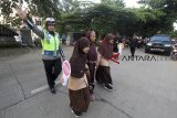 Polisi memberikan edukasi lalu lintas kepada sejumlah siswa SD Annahl Islamic School di Ciangsana, Bogor, Jawa Barat, Kamis (14/2/2019). Kegiatan tersebut siswa-siswi diajak berkenalan dengan profesi Kepolisian serta mendapatkan edukasi tentang pelajaran lalu lintas sejak usia dini dan kampanye Millenial Road Safety. ANTARA JABAR/Yulius Satria Wijaya/agr. 