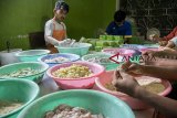 PRODUKSI MOCHI SUKABUMI. Sejumlah pekerja membuat mochi di salah satu sentra mochi kaswari khas Sukabumi, Cikole, Sukabumi, Jawa Barat, Kamis (14/2/2019). Dalam sebulan, industri rumahan tersebut mampu memproduksi mochi sebanyak 3000 - 5000 iket dengan harga Rp35 ribu - Rp45 ribu per iket serta omzet mencapai Rp70 juta per bulan. ANTARA JABAR/Nurul Ramadhan/agr.