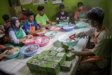 Sejumlah pekerja membuat mochi di salah satu sentra mochi kaswari khas Sukabumi, Cikole, Sukabumi, Jawa Barat, Kamis (14/2/2019). Dalam sebulan, industri rumahan tersebut mampu memproduksi mochi sebanyak 3000 - 5000 iket dengan harga Rp35 ribu - Rp45 ribu per iket serta omzet mencapai Rp70 juta per bulan. ANTARA JABAR/Nurul Ramadhan/agr.